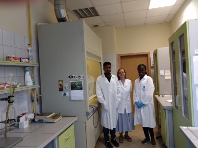 Letni program TABMED (Torun and Bydgoszcz Medical Summer Program) w Katedrze Chemii Organicznej, realizowany przez zagranicznych studentów kierunku farmacja . Kliknij, aby powiększyć zdjęcie.